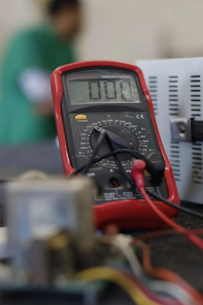 Diagnostic électrique à Grenoble — appareil de mesure sur tableau